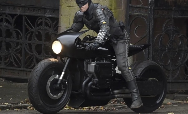 The Batman: l'uomo pipistrello guida finalmente una vera moto