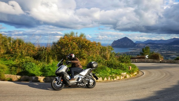 Fuori dai denti, Honda ADV350: quanto conta il fattore X?