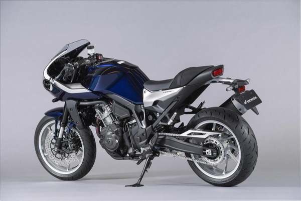 Honda Hawk 11: quante moto si possono fare con una Africa Twin?