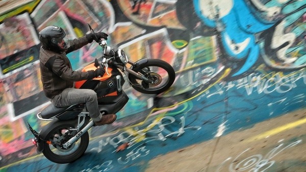 Più del solito scooter! La prova della Super Soco TCMax