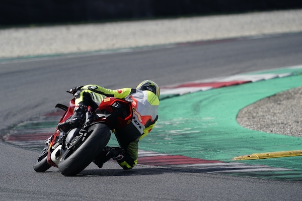 Pirelli Rosso 4 Corsa, il test in strada e in pista
