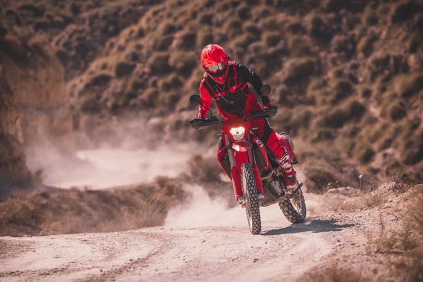 GASGAS, nuove SM700 ed ES 700: divertimento su strada e off-road