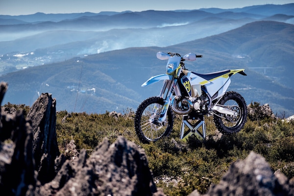 Husqvarna, la gamma enduro 2023 pronta per l'avventura