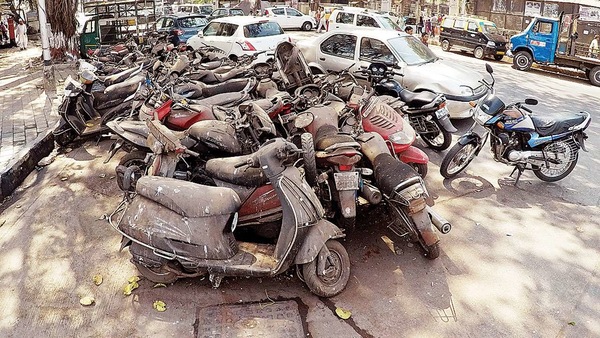 Le strade indiane si stanno intasando di moto abbandonate