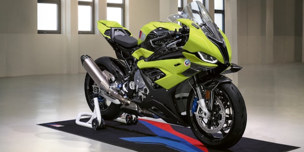 BMW, la M 1000 RR celebra 50 anni della M "più potente del mondo"