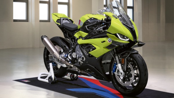 BMW, la M 1000 RR celebra 50 anni della M "più potente del mondo"