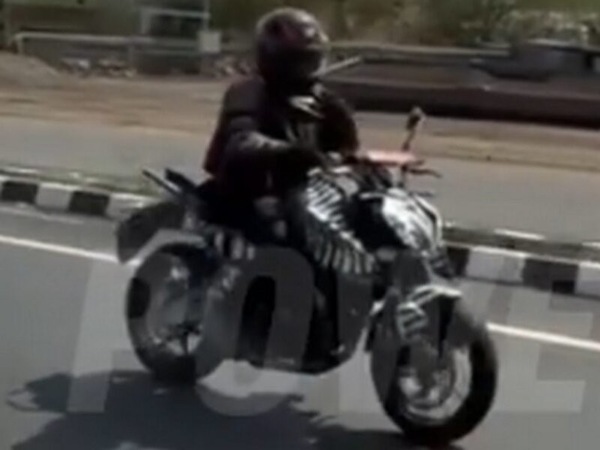 KTM 390 Duke, la terza serie pizzicata su strada