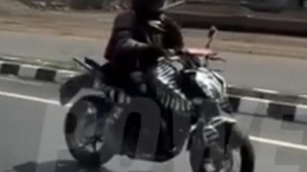 KTM 390 Duke, la terza serie pizzicata su strada