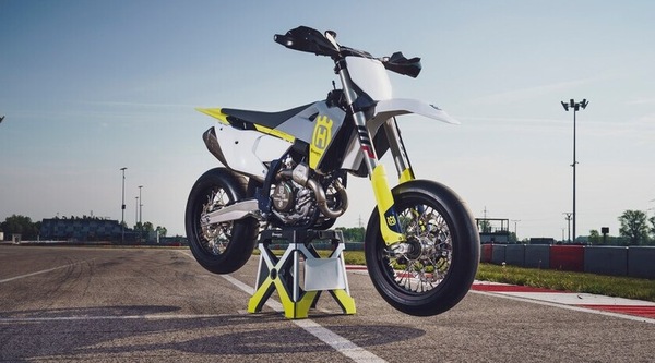 Husqvarna FS 450, nuova supermoto pronta per il circuito