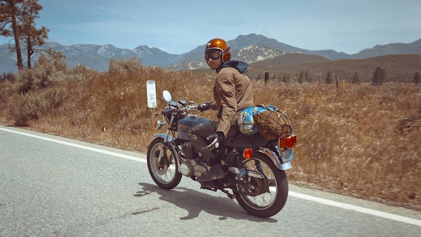 In moto andando piano, fa bene a corpo e mente: ecco perché