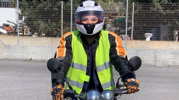 Roberto Saviano riabbraccia la moto: "Per anni un sogno di libertà frustrato"