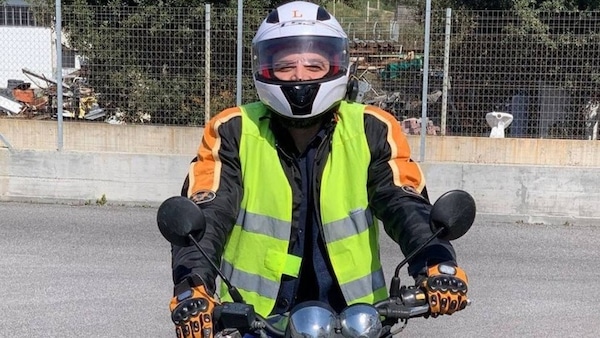 Roberto Saviano riabbraccia la moto: "Per anni un sogno di libertà frustrato"