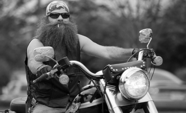 Il motociclista non è cattivo, lo disegnano così