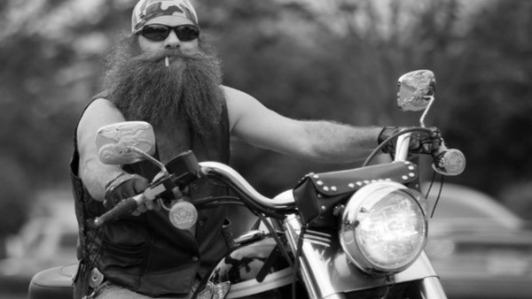 Il motociclista non è cattivo, lo disegnano così