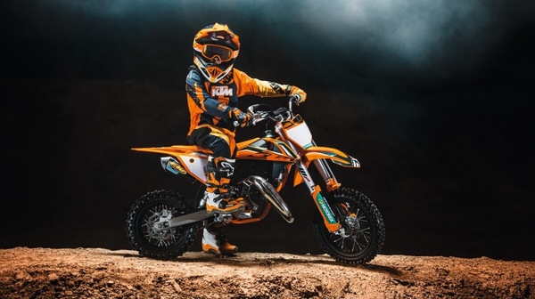 KTM 50 SX Factory Edition 2023, la mini moto per i giovani campioni