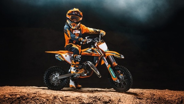 KTM 50 SX Factory Edition 2023, la mini moto per i giovani campioni