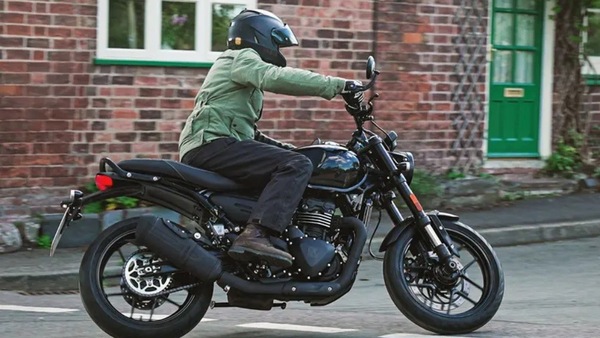 Triumph: avvistata su strada la Baby Bonneville in partnership con Bajaj