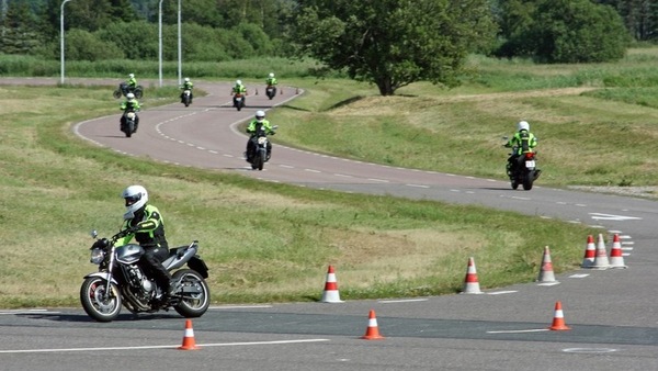 Patente moto senza esame, scuole guida: "Costerà di più"