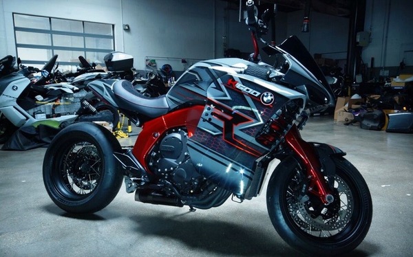 La BMW K 1600 GT si fa... sportiva: ecco la K 1600 R Concept