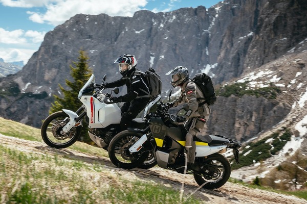 Ducati DesertX Vs Husqvarna Norden 901: lotta sul filo di lana