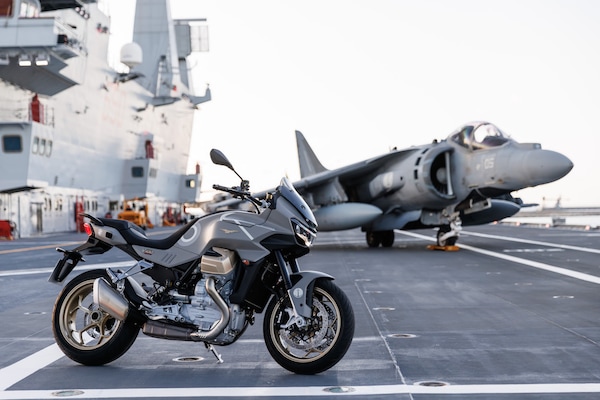 Moto Guzzi, V100 Mandello Aviazione Navale: l'aquila plana su una portaerei