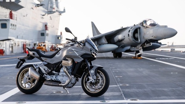 Moto Guzzi, V100 Mandello Aviazione Navale: l'aquila plana su una portaerei