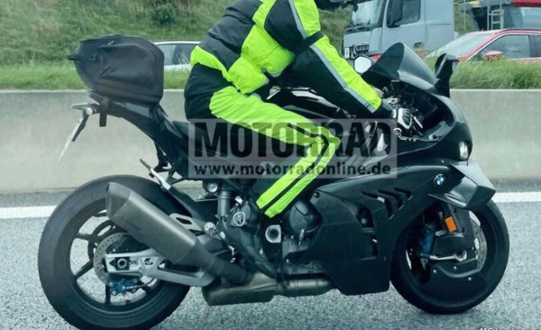 BMW S 1000 RR, aggiornamento per il 2023: più potenza e... che ali!