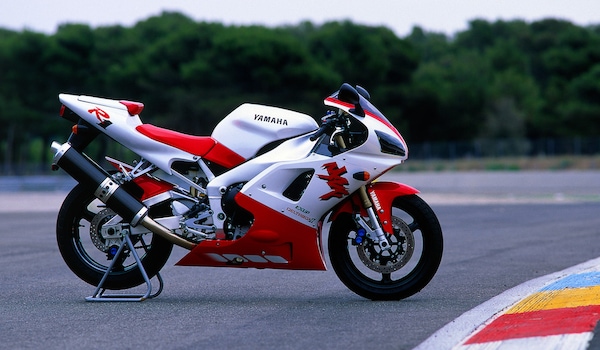 La Yamaha R1 compie 25 anni: nel 1997 c'erano le sportive, ma arrivò lei...