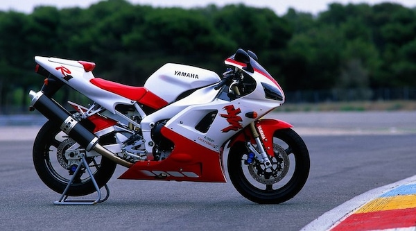 La Yamaha R1 compie 25 anni: nel 1997 c'erano le sportive, ma arrivò lei...