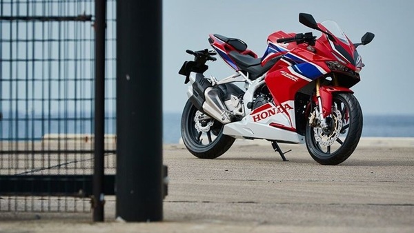 Honda CBR250RR: piccola sportiva in doppia versione per il 2023