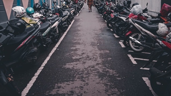 Parcheggi moto e scooter: cosa non si può fare e quali sono le sanzioni
