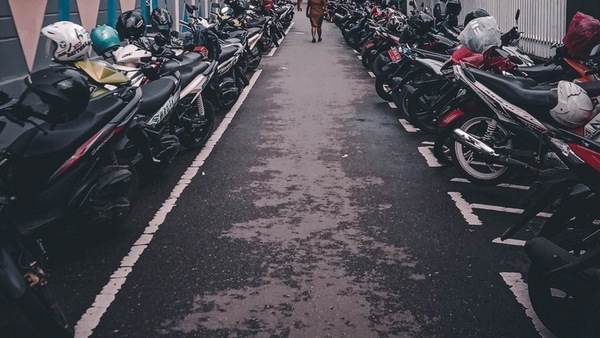 Parcheggi moto e scooter: cosa non si può fare e quali sono le sanzioni