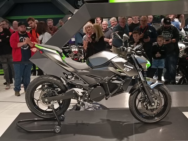 Intermot 2022: Kawasaki si tuffa nell'elettrico con la EV