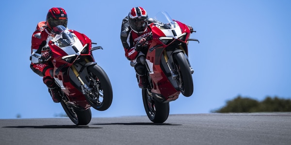 Ducati Panigale V4 R 2023: una SBK da 240 CV con targa e fanali