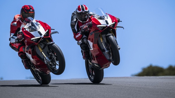 Ducati Panigale V4 R 2023: una SBK da 240 CV con targa e fanali