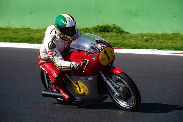 A Misano in pista con Giacomo Agostini e la sua MV Agusta