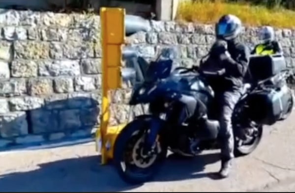 BMW R 1300 GS: beccata su strada la crossover che arriverà nel 2023 VIDEO