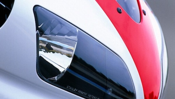 Yamaha R1: alette, cavalli e colori di un tempo per le 25 candeline?