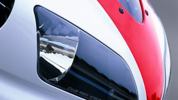 Yamaha R1: alette, cavalli e colori di un tempo per le 25 candeline?