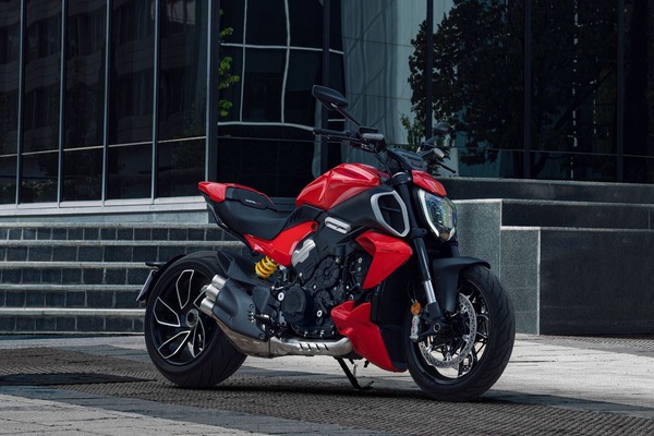 Ducati Diavel V4 2023: la prepotenza fatta moto