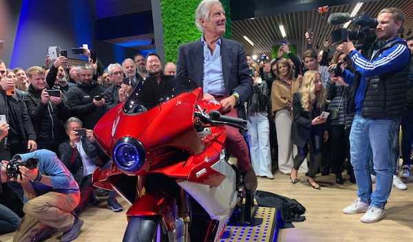 MV Agusta Superveloce: Agostini toglie i veli alla 1000 Serie Oro