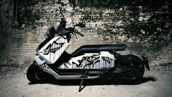 BMW CE 04, diventa un’opera d’arte con il tocco di FLYCAT