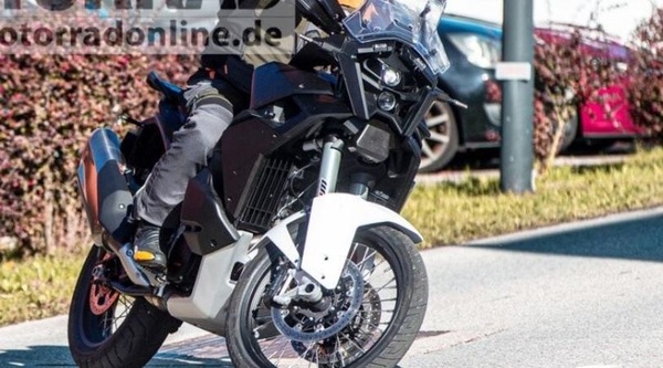 KTM 1290 Super Adventure, beccato il modello 2024
