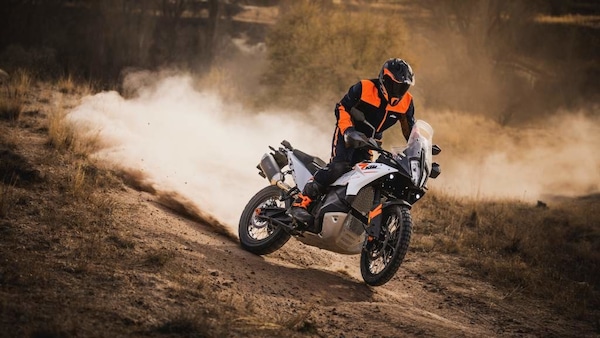KTM, 790 Adventure 2023: media da 95 CV
