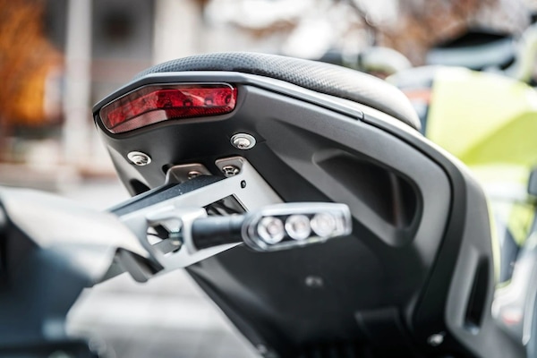 Targa moto: dove la metto?