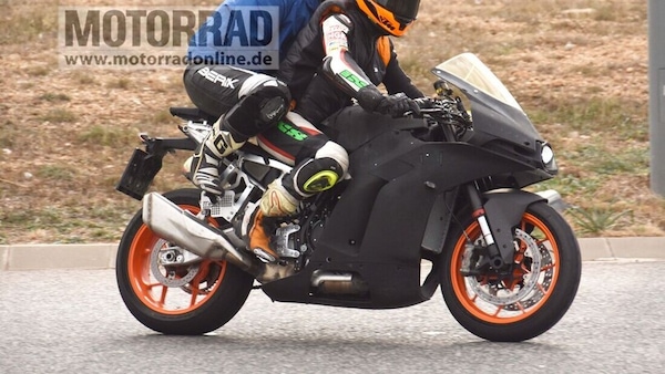 KTM RC990, nuove foto della sportiva stradale: arrivo nel 2023?