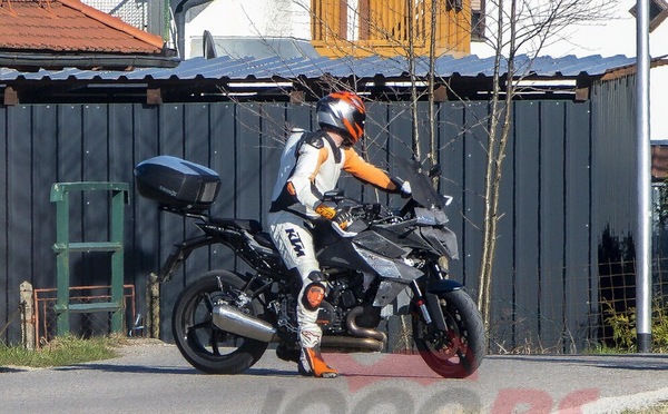 KTM: face-lifting per la 1290 Super Duke GT