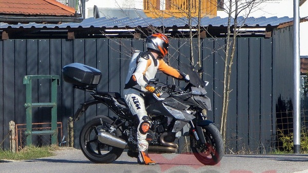 KTM: face-lifting per la 1290 Super Duke GT