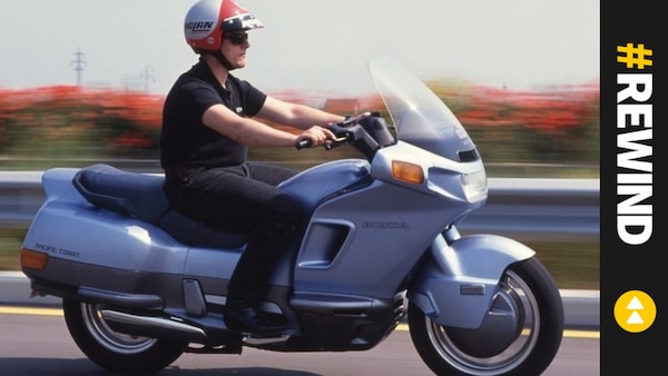 Rewind, Honda Pacific Coast 800: la moto in smoking
