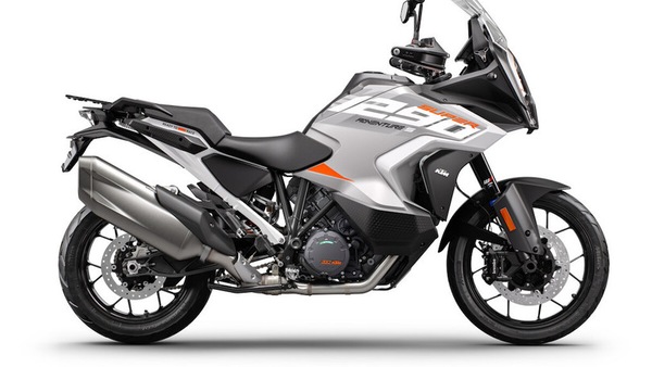 KTM 1290 Super Adventure S 2023, cambiano look e dotazioni